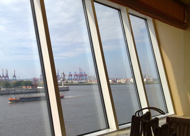 Blick aus dem Restaurant zum Hamburger Hafen