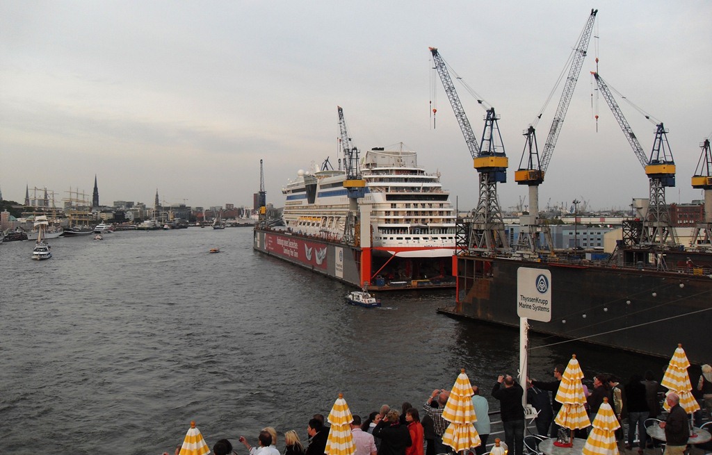 AIDAluna im Dock in Hamburg