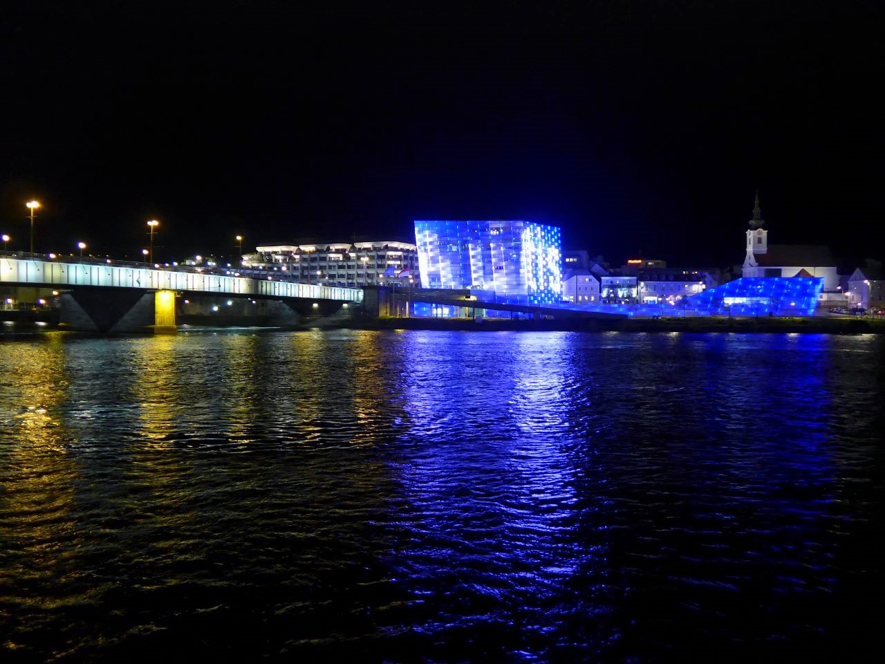 Ars Electronica Center Linz bei Nacht