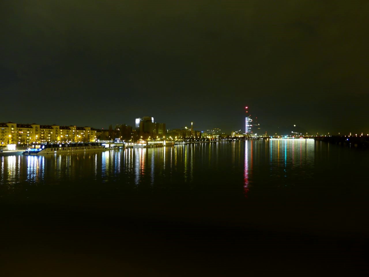 Wien - Donau bei Nacht